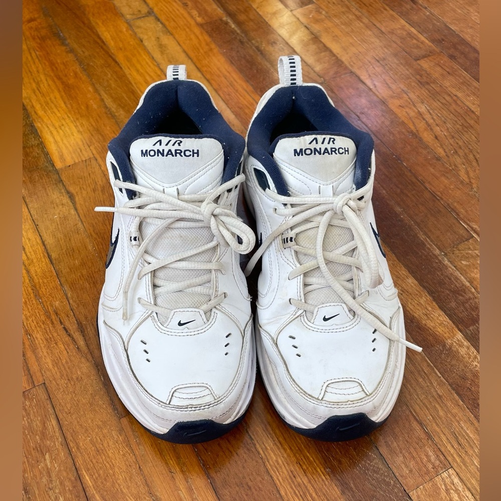 NIKE Air Monarch